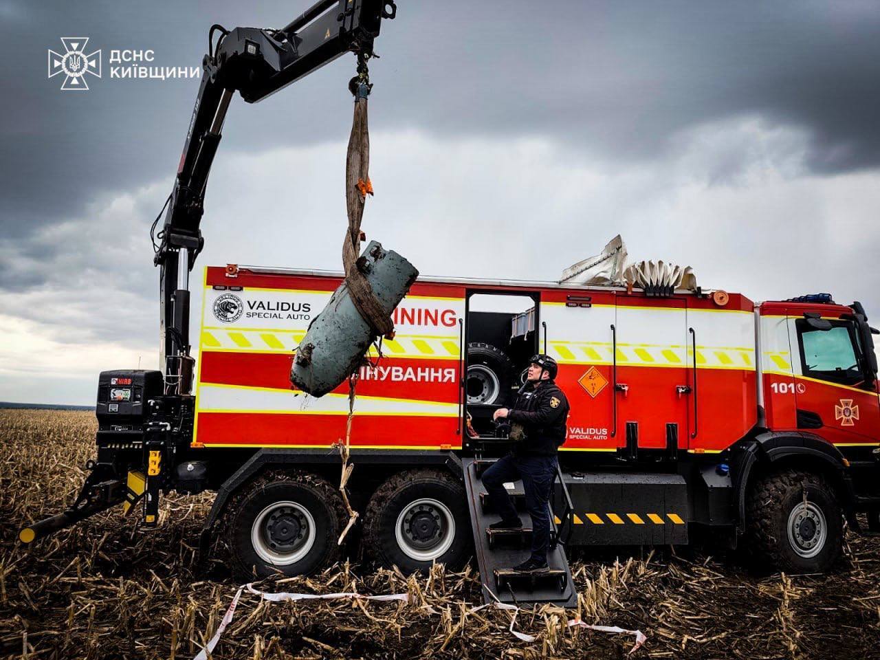 На Київщині в полі знайшли уламки російської ракети. Подробиці та фото