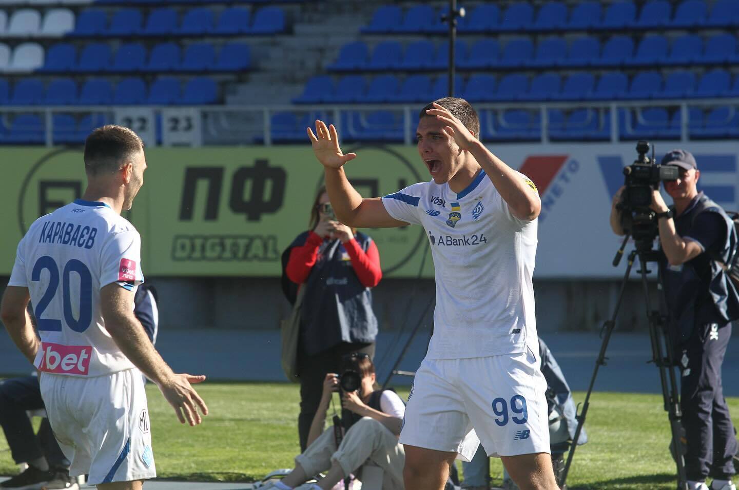 Футболист "Динамо" похвастался неожиданным поступком и быстро удалил фото. Снимок показали в сети