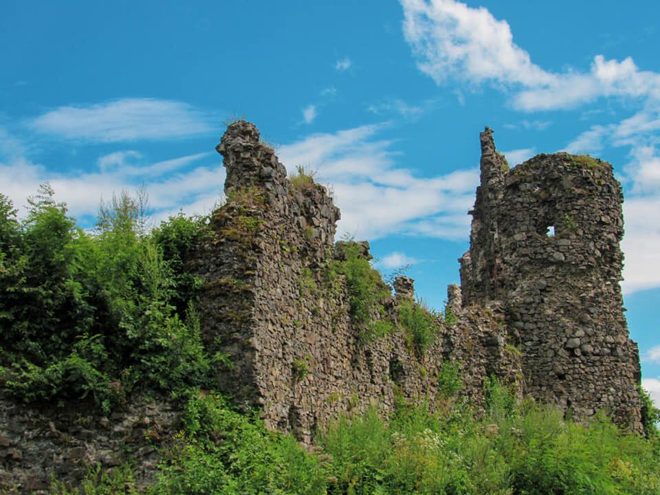 Каким был Хустский замок 200 лет назад: в сети показали иллюстрацию