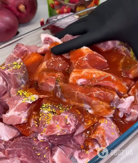 Самый вкусный шашлык в духовке: добавьте томатный маринад