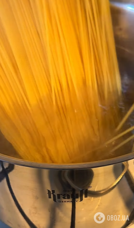 Сочная курица в сливочном соусе к макаронам: можно очень вкусно приготовить на обед