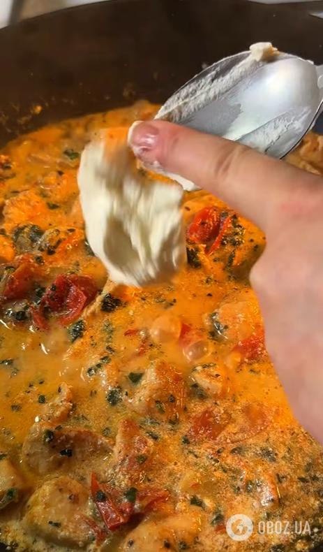 Сочная курица в сливочном соусе к макаронам: можно очень вкусно приготовить на обед