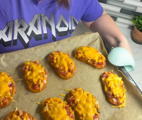 Домашні гарячі бутерброди в духовці: готуються 15 хвилин