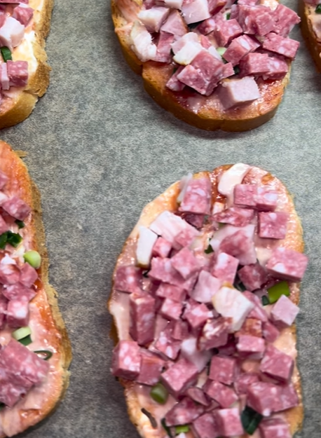 Домашні гарячі бутерброди в духовці: готуються 15 хвилин