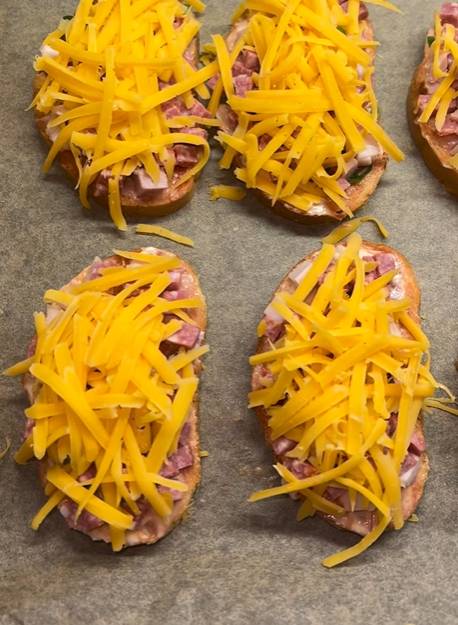 Домашні гарячі бутерброди в духовці: готуються 15 хвилин