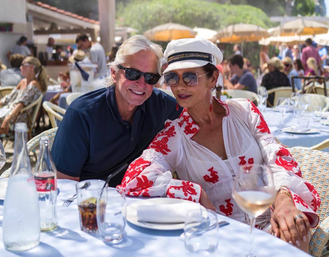 Зірка "Венздей" Кетрін Зета-Джонс відсвяткувала Великдень у яскравій вишиванці: фото завірусилося серед українців