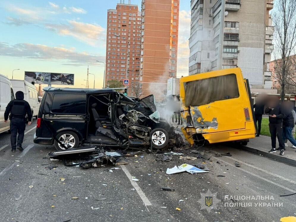 В Одессе произошло ДТП с участием микроавтобуса и маршрутки: погибла женщина, есть пострадавшие. Фото