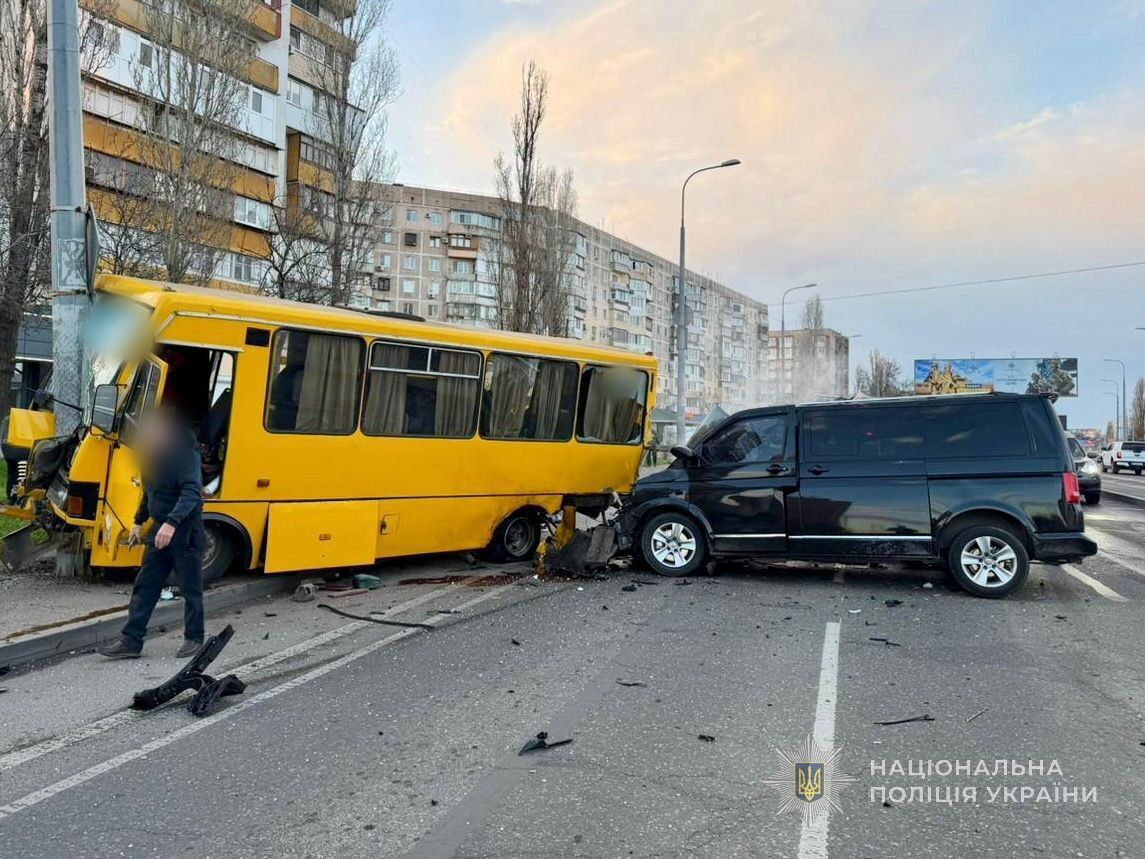 В Одессе произошло ДТП с участием микроавтобуса и маршрутки: погибла женщина, есть пострадавшие. Фото