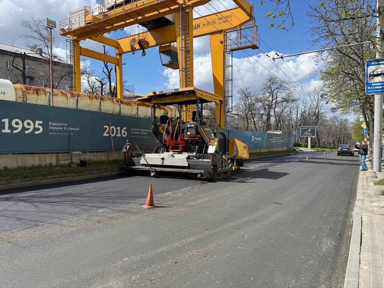 В центре Днепра уже отремонтировано более 1500 квадратных метров дорожного покрытия