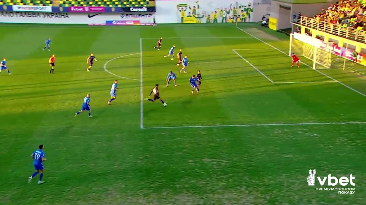 Футболист в УПЛ забил победный гол-шедевр и был удален с поля. Видео