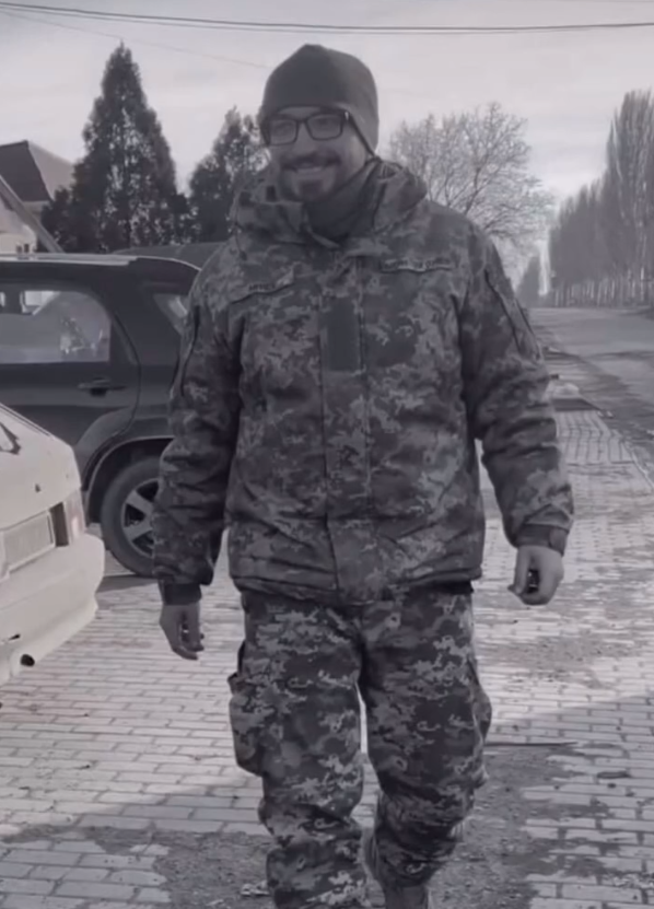 Дрон, микрофон и слова из песни Гиги: в сети показали уникальный памятник на могиле звезды "Лиги смеха", который погиб в бою