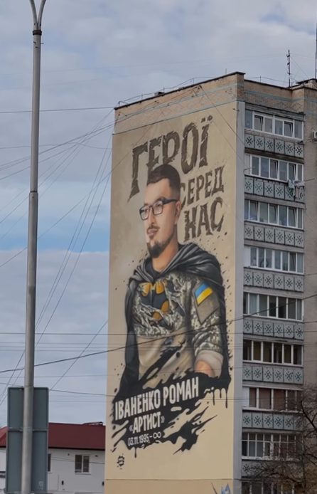 Дрон, микрофон и слова из песни Гиги: в сети показали уникальный памятник на могиле звезды "Лиги смеха", который погиб в бою