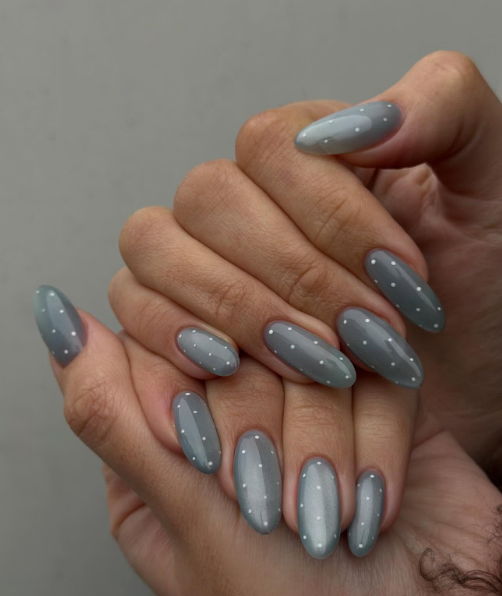 Звездный мастер маникюра назвала главные антитренды этого года: больше никаких цветов и "толстого" френча