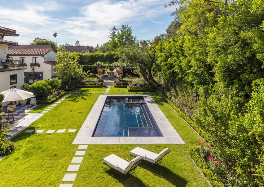 Вдова Оззи Осборна выставила на продажу семейный дом: как выглядит особняк 1920-х годов за 17 миллионов долларов