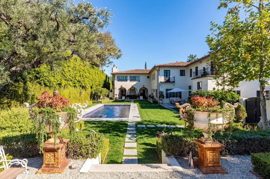 Вдова Оззи Осборна выставила на продажу семейный дом: как выглядит особняк 1920-х годов за 17 миллионов долларов