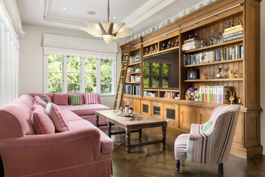 Вдова Оззи Осборна выставила на продажу семейный дом: как выглядит особняк 1920-х годов за 17 миллионов долларов