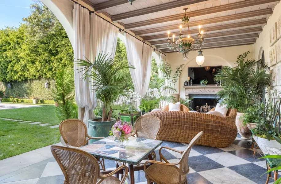 Вдова Оззи Осборна выставила на продажу семейный дом: как выглядит особняк 1920-х годов за 17 миллионов долларов