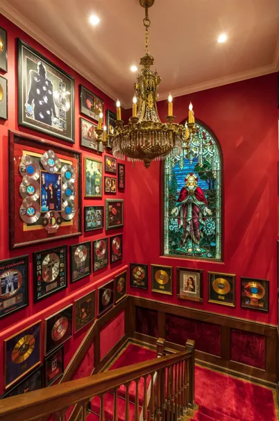 Вдова Оззи Осборна выставила на продажу семейный дом: как выглядит особняк 1920-х годов за 17 миллионов долларов