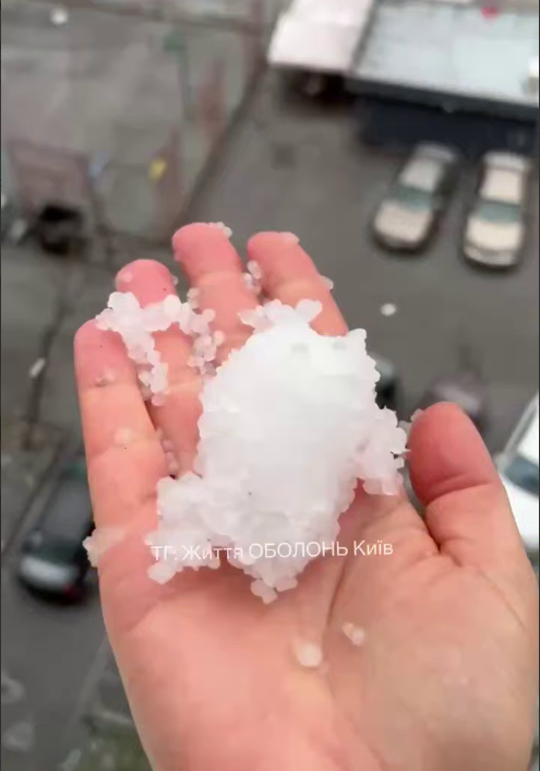 Киев утром накрыл сильный дождь с градом. Все подробности, фото и видео