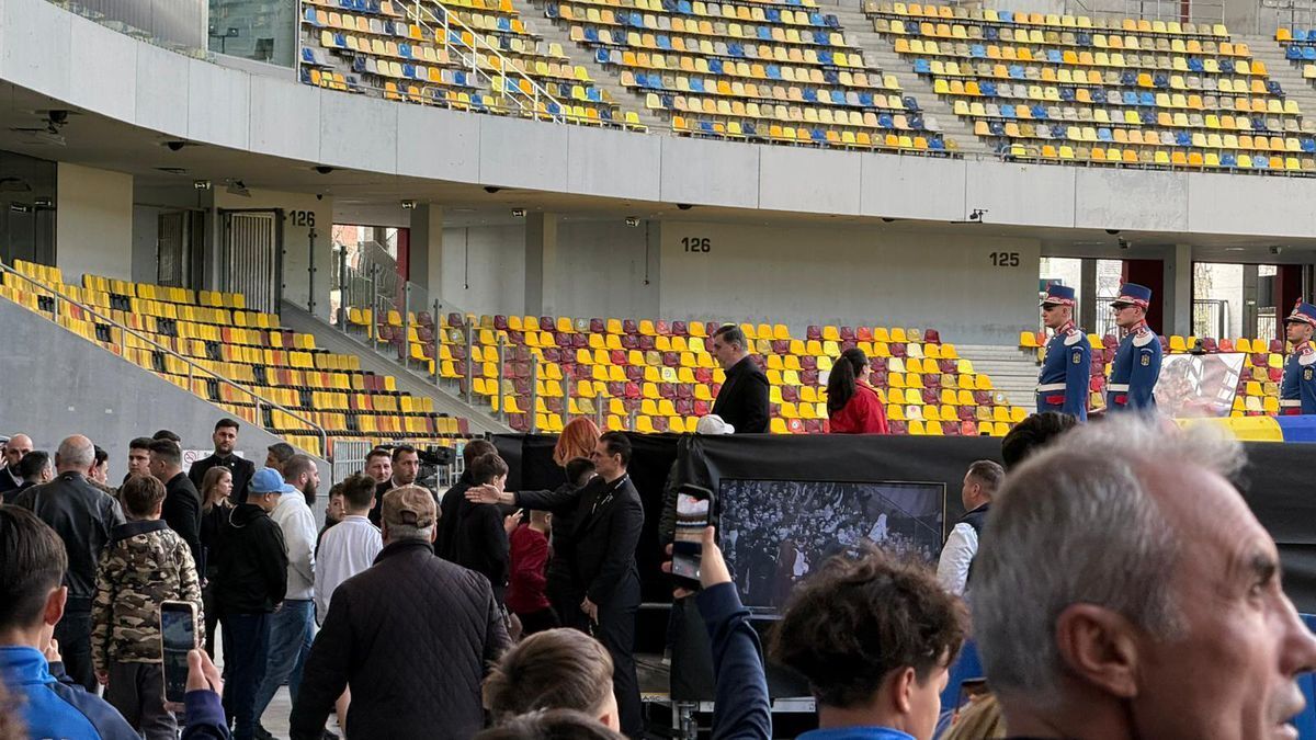 Тело Луческу доставили на Национальный стадион Бухареста. Фото и видео