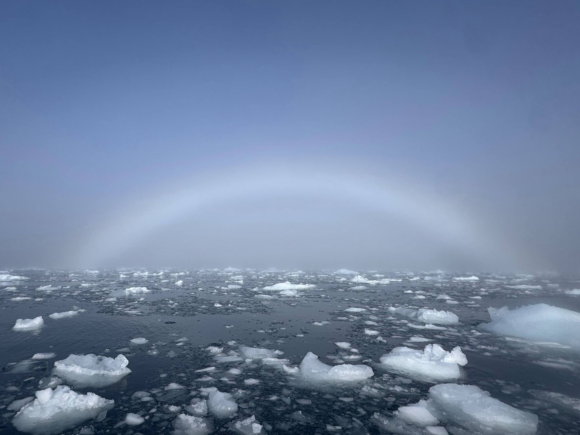 Украинские ученые со станции "Академик Вернадский" показали белую радугу. Фото