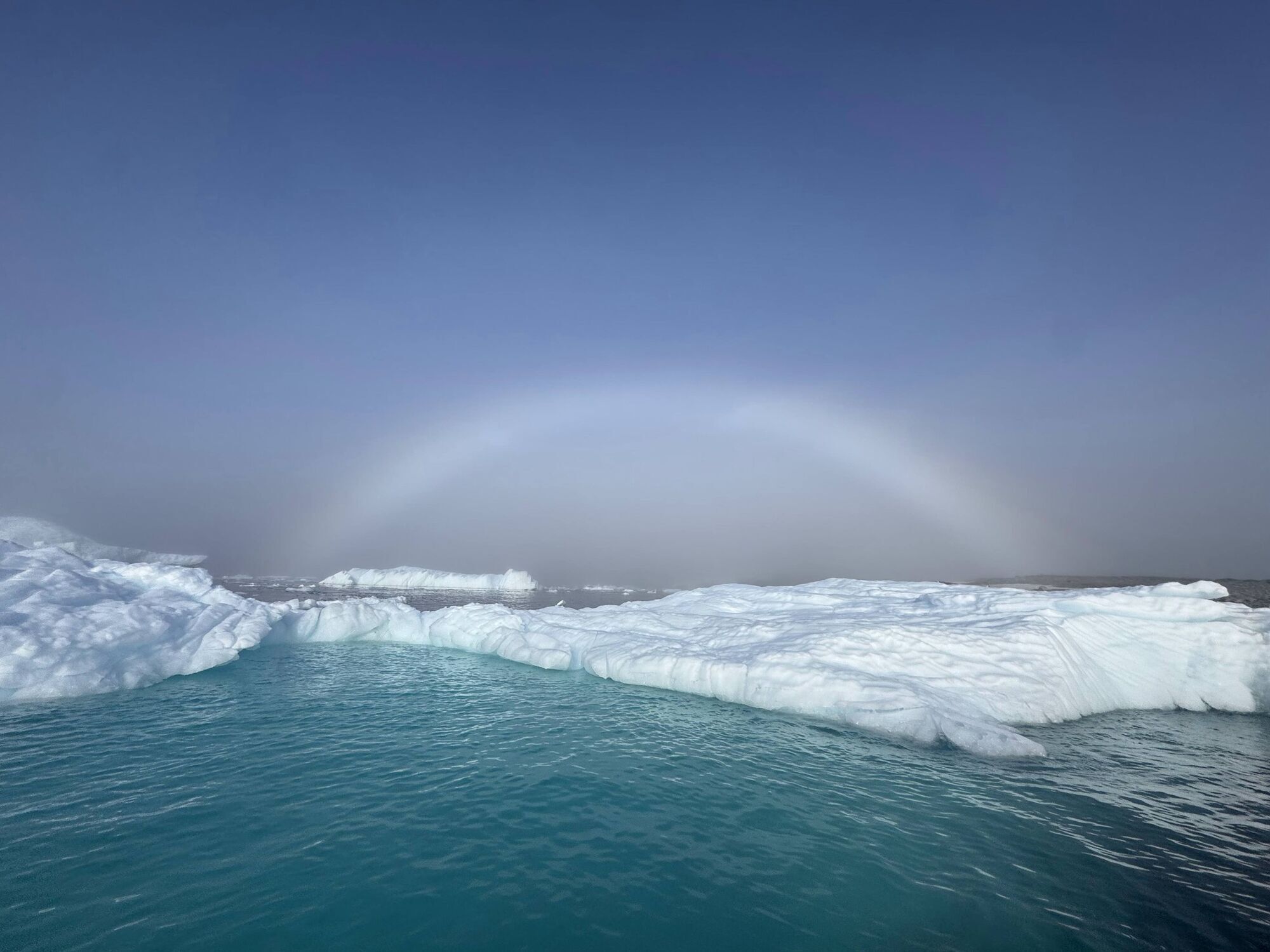 Украинские ученые со станции "Академик Вернадский" показали белую радугу. Фото