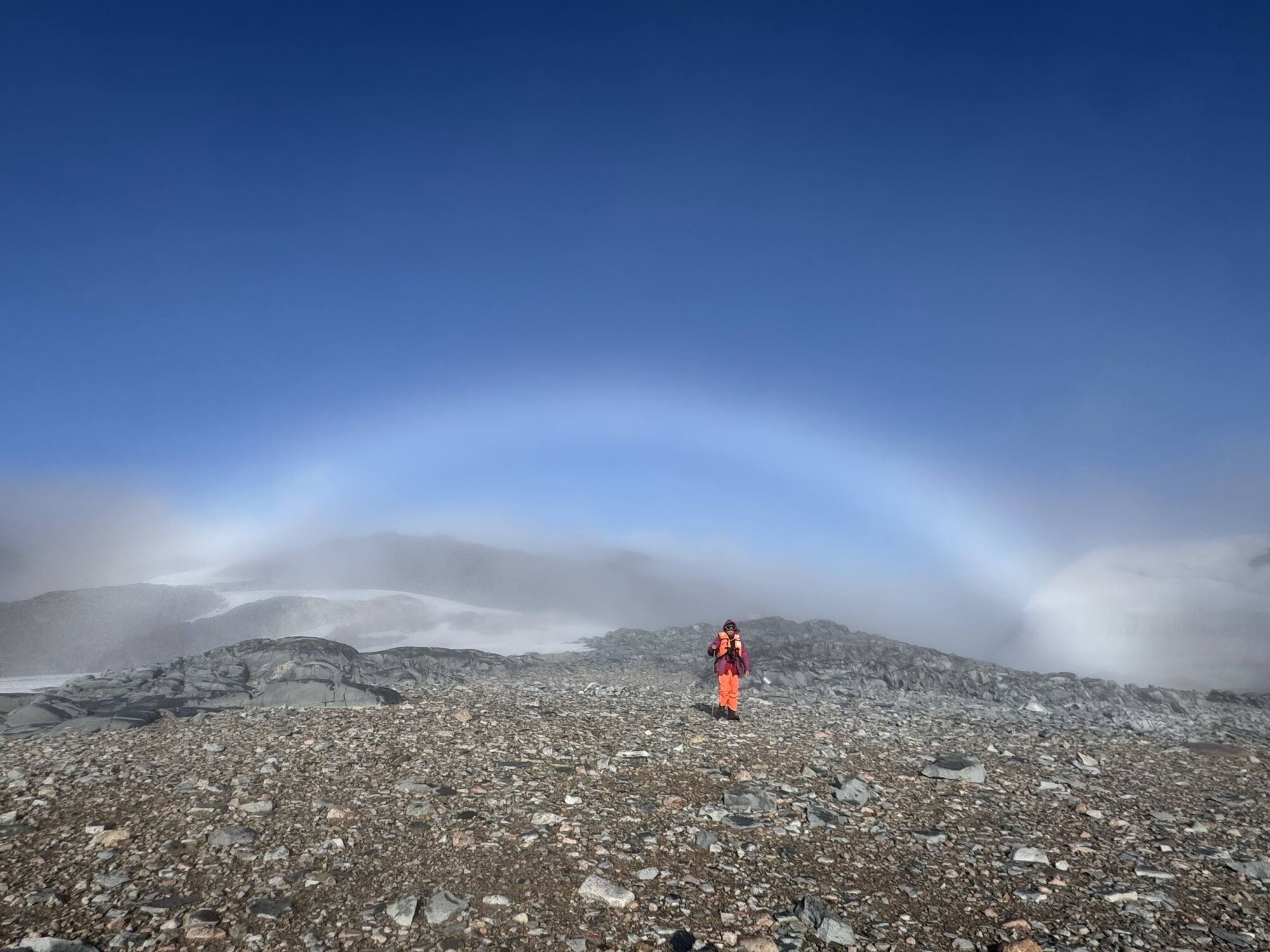 Украинские ученые со станции "Академик Вернадский" показали белую радугу. Фото