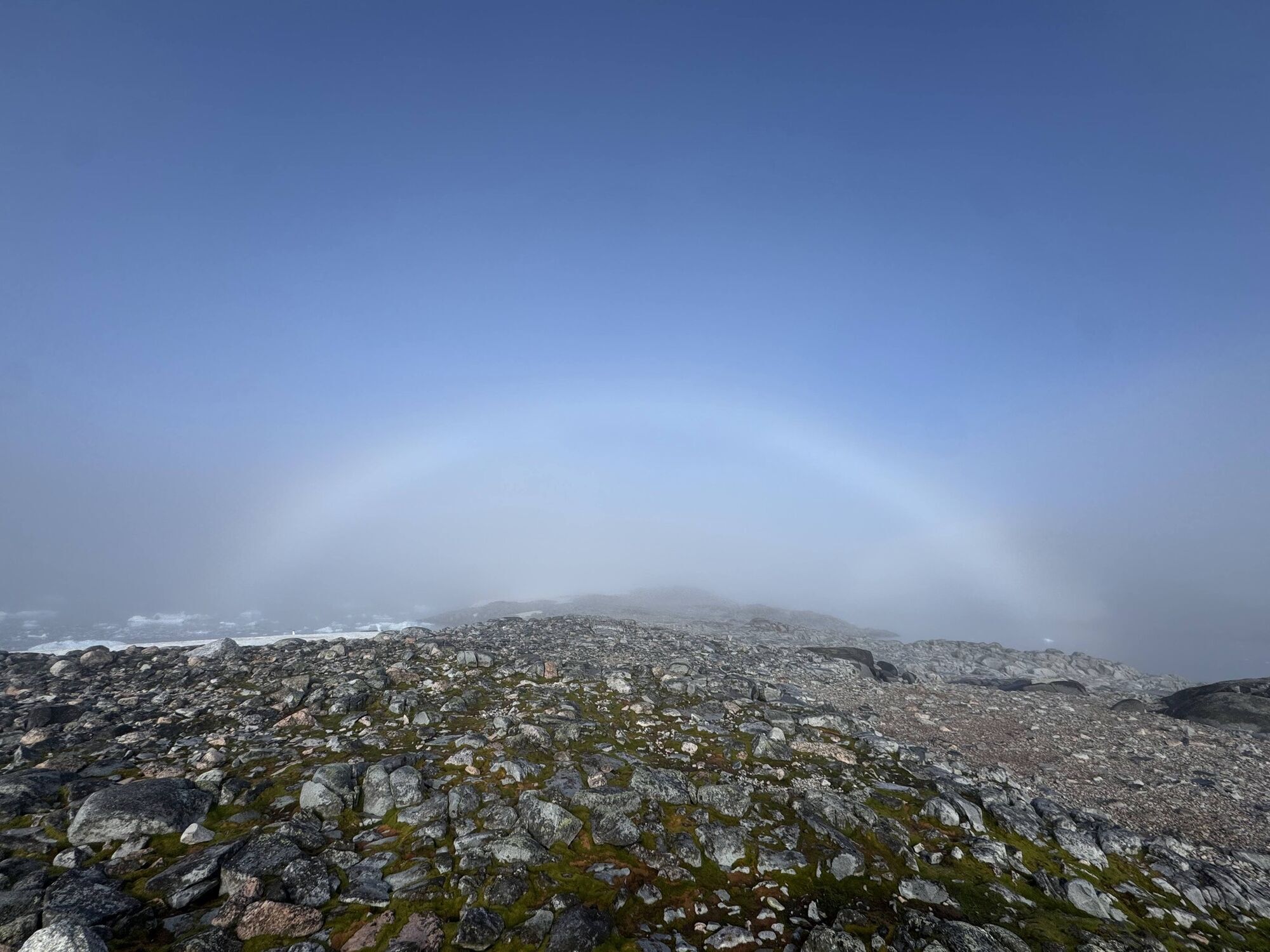 Украинские ученые со станции "Академик Вернадский" показали белую радугу. Фото