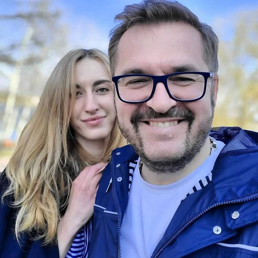 Муж Алены Мозговой рассказал, в каких странах живут и чем занимаются две ее старшие дочери, одна из которых – от Александра Пономарева