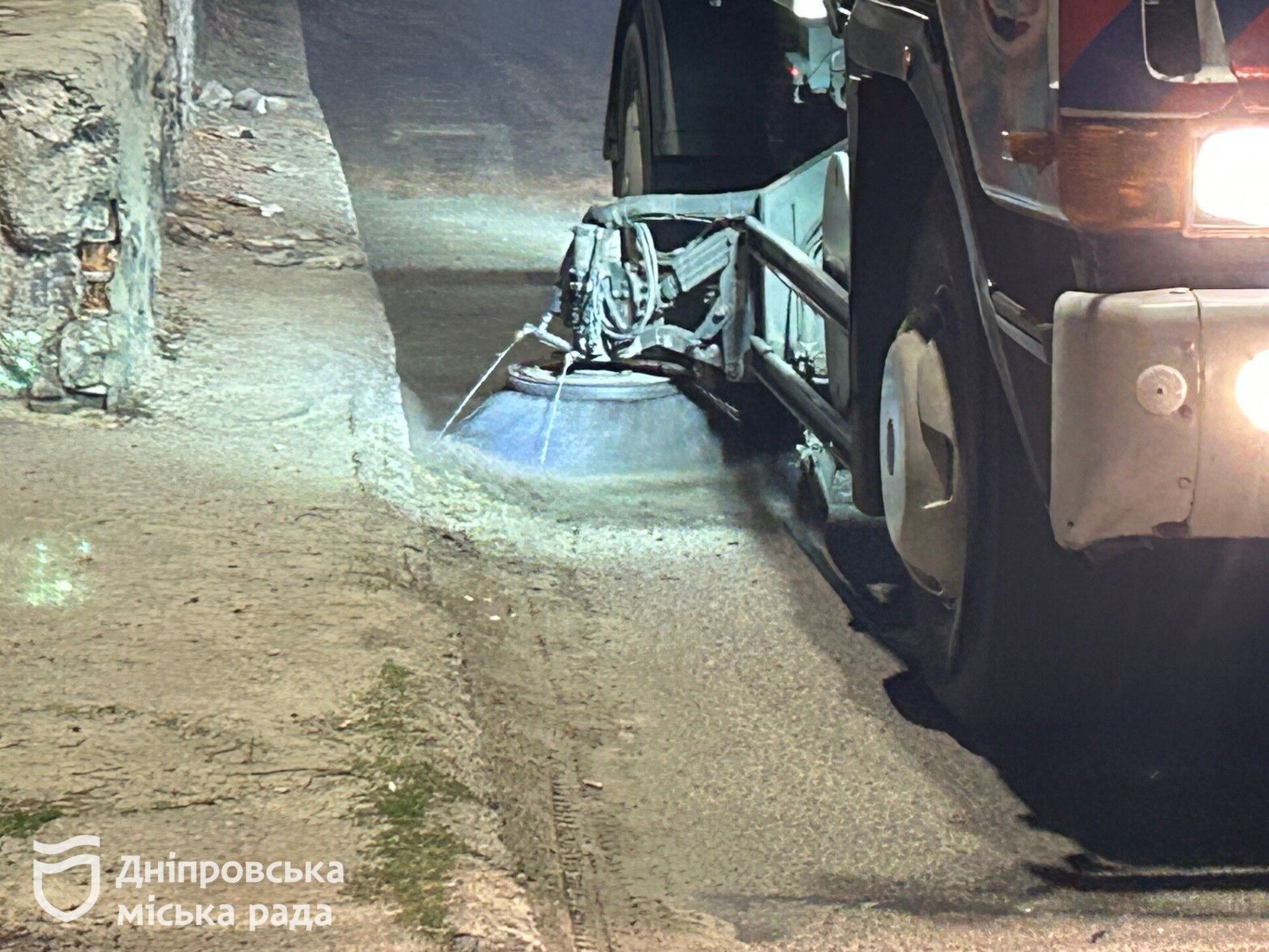 Пока город спит: как коммунальщики Днепра каждую ночь убирают дороги. Фото