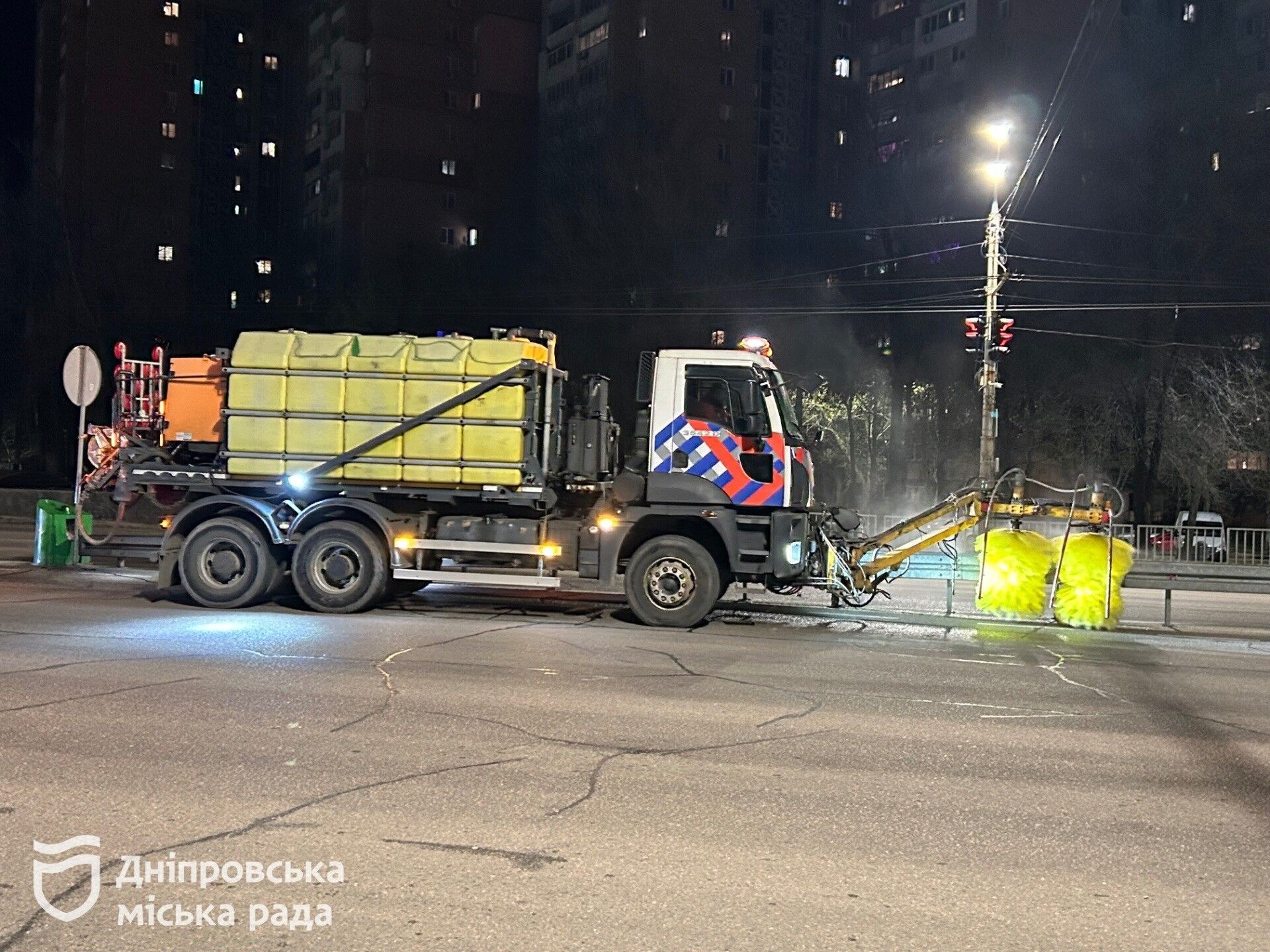 Пока город спит: как коммунальщики Днепра каждую ночь убирают дороги. Фото