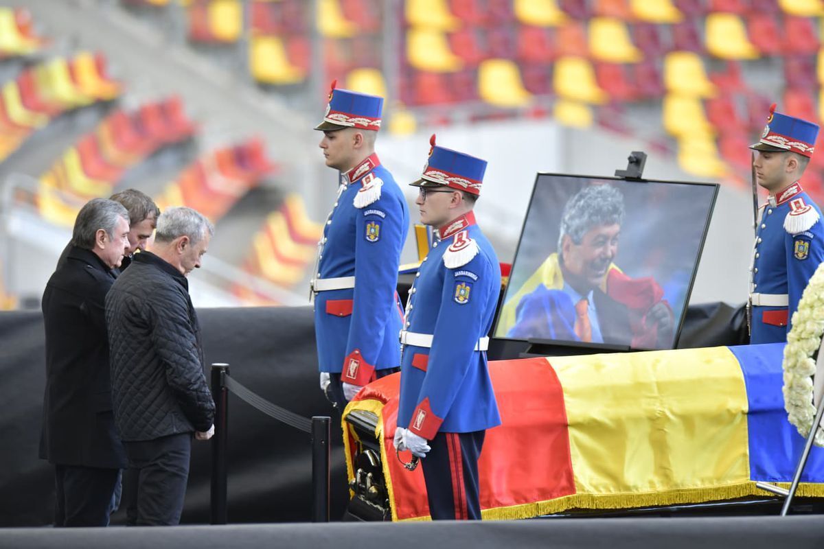 Тело Луческу доставили на Национальный стадион Бухареста. Фото и видео