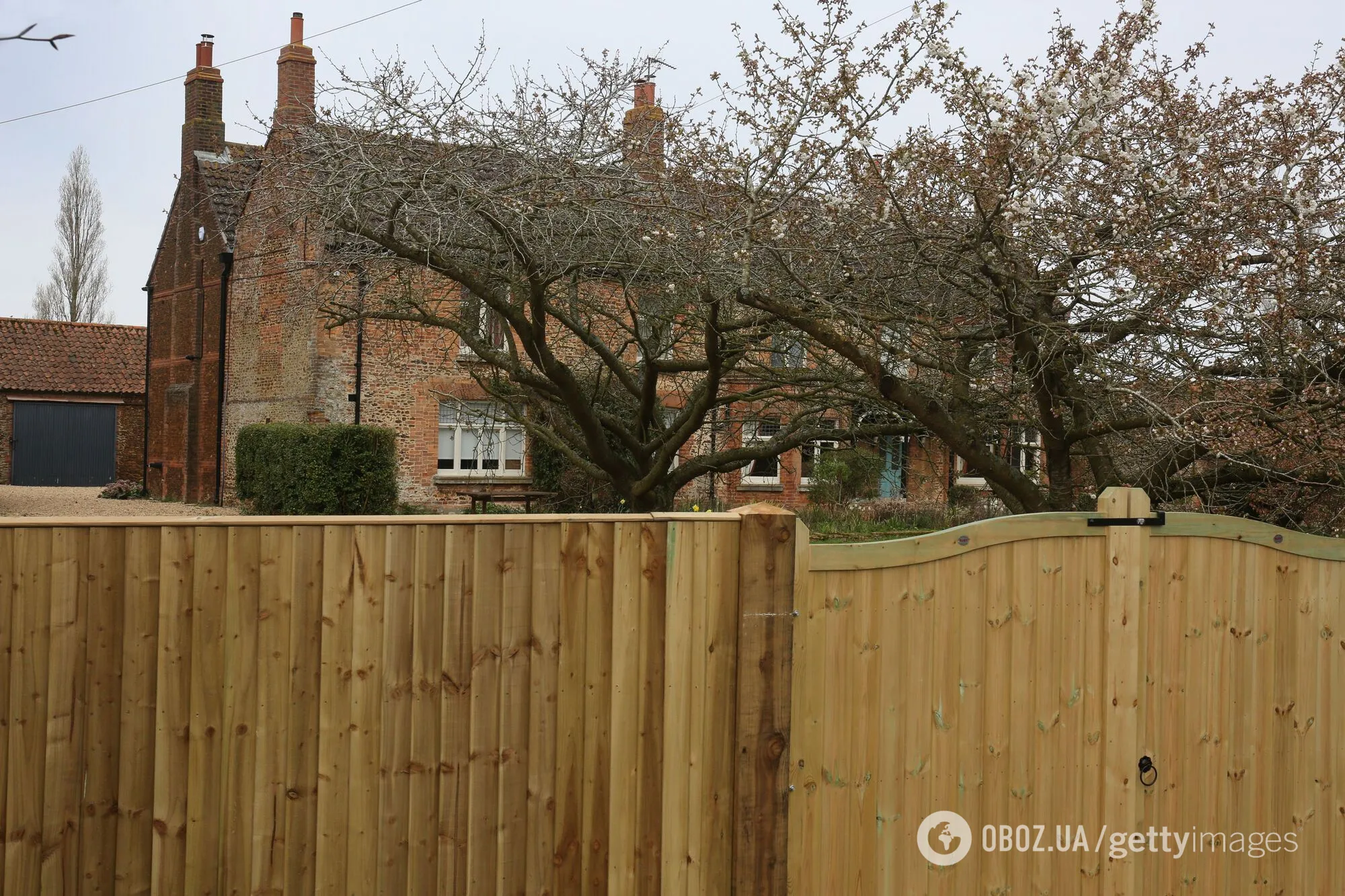 Переехал на ферму и каждый день умоляет короля: инсайдеры рассказали, как живёт опозоренный брат Чарльза III после "изгнания"