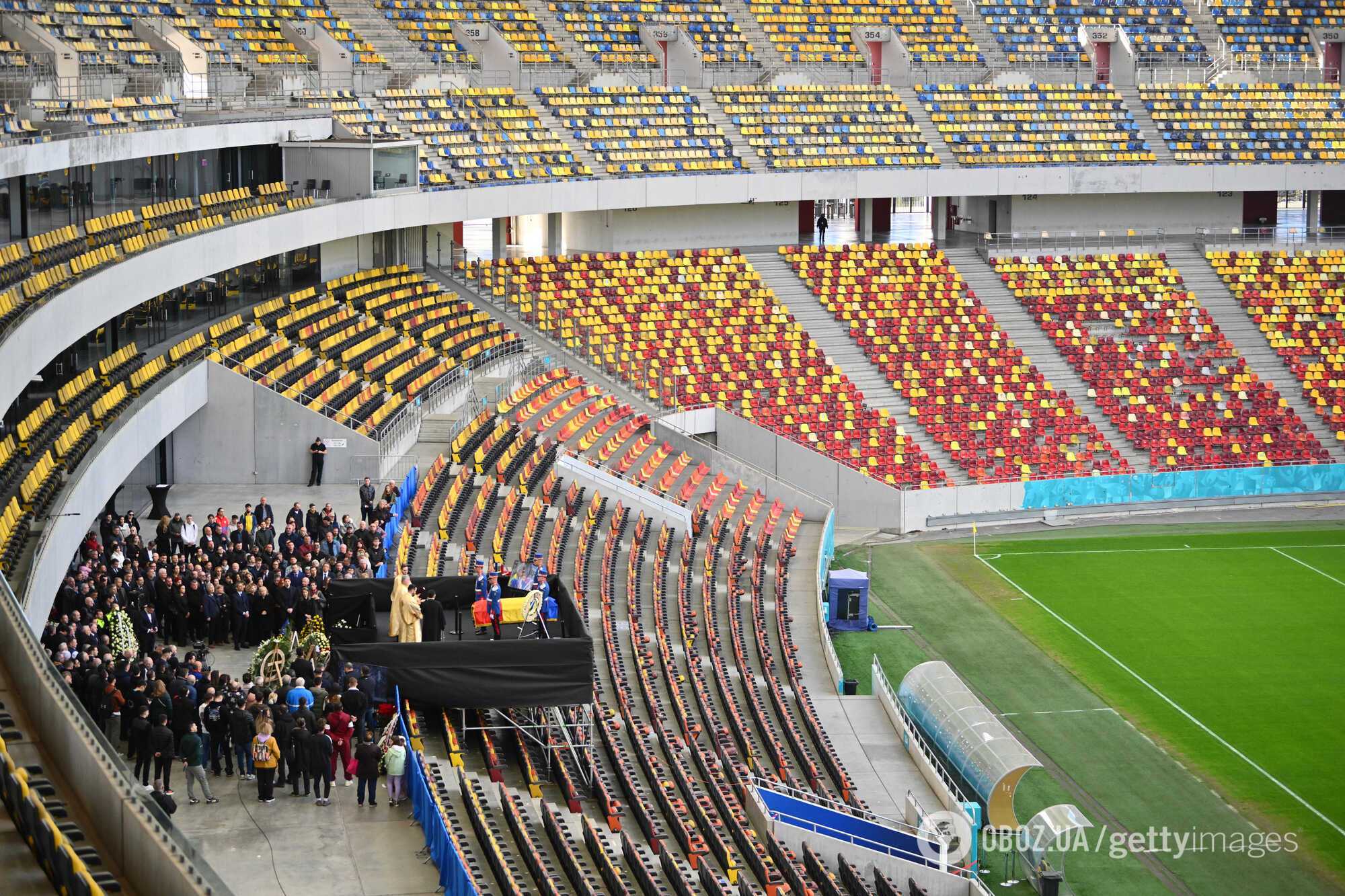 Тело Луческу доставили на Национальный стадион Бухареста. Фото и видео