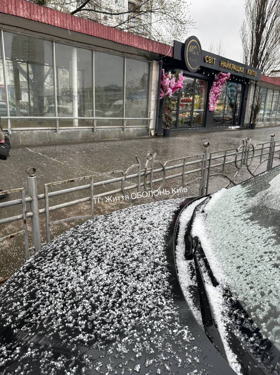 Киев утром накрыл сильный дождь с градом. Все подробности, фото и видео