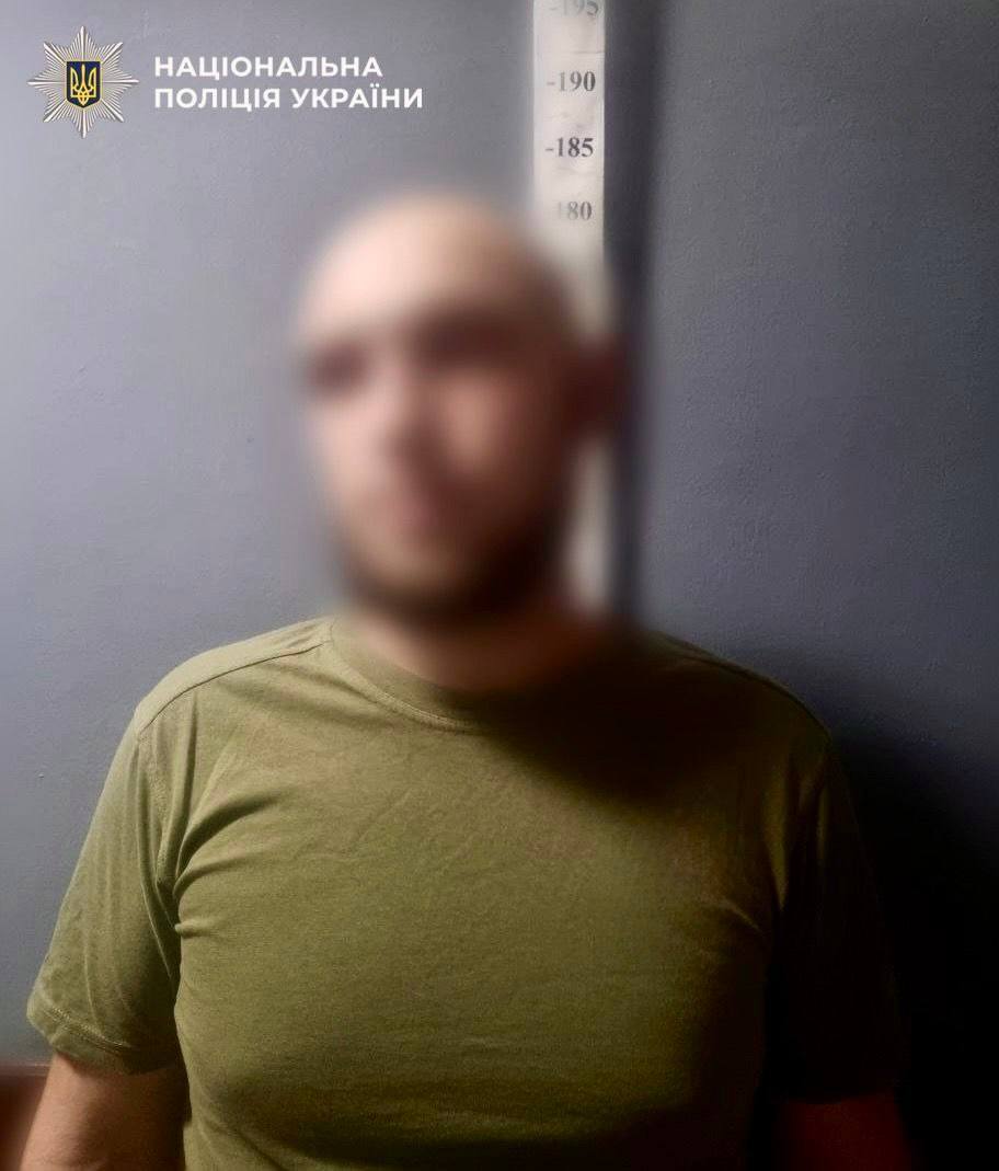 В Киеве мужчина на детской площадке убил прохожего, а затем ранил еще одного. Подробности, фото и видео