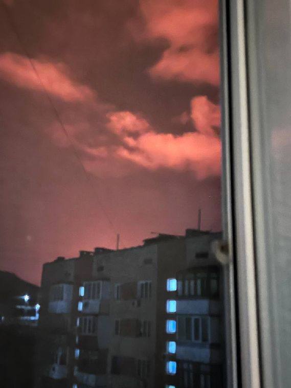 Пожар видно издалека: в оккупированной Феодосии повторно атакована нефтебаза. Фото и видео