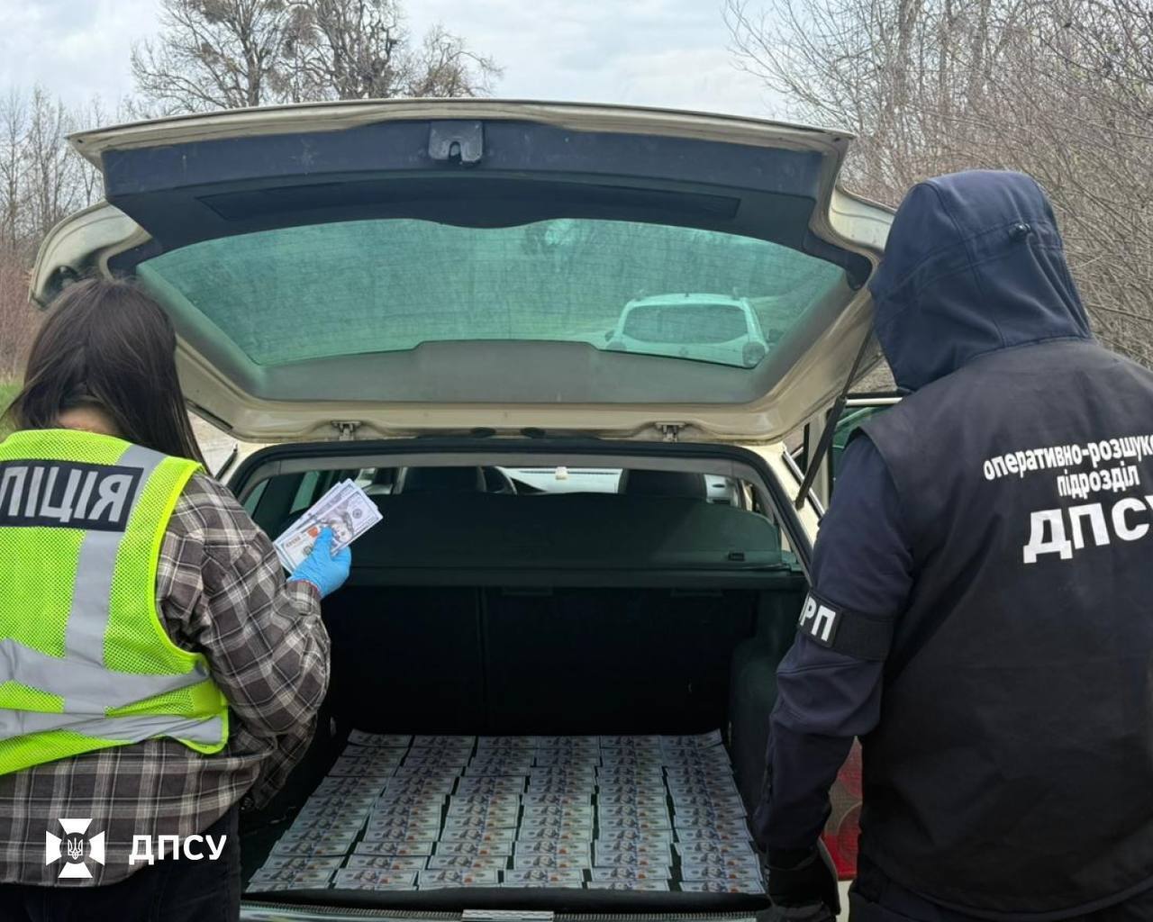 Брали по $12 тыс. за переправу в Молдову: украинские пограничники раскрыли новую "схему". Фото