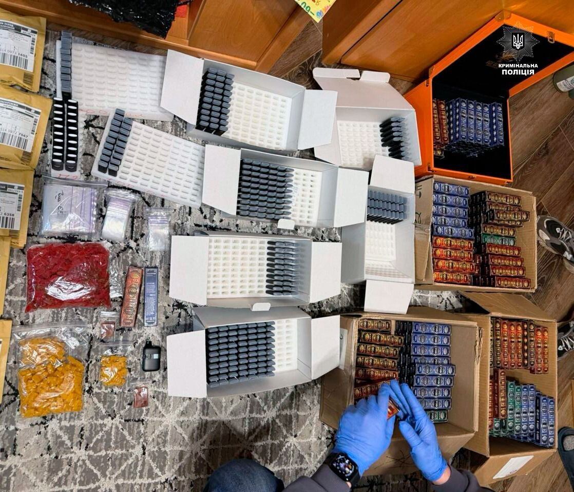 В Украине наркотики "маскировали" под детские конфеты и молодежные гаджеты: в Нацполиции рассказали о разоблачении схемы. Фото
