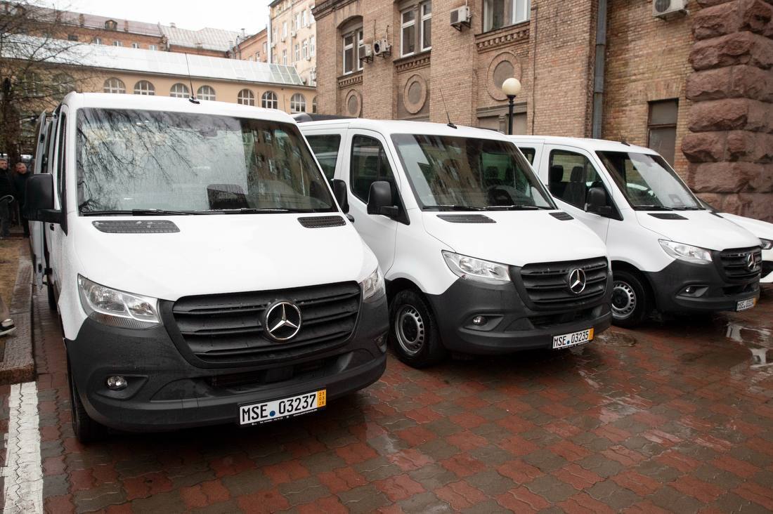 Центр соцобслуживания в Киеве получил три новых специализированных микроавтобуса. Фото