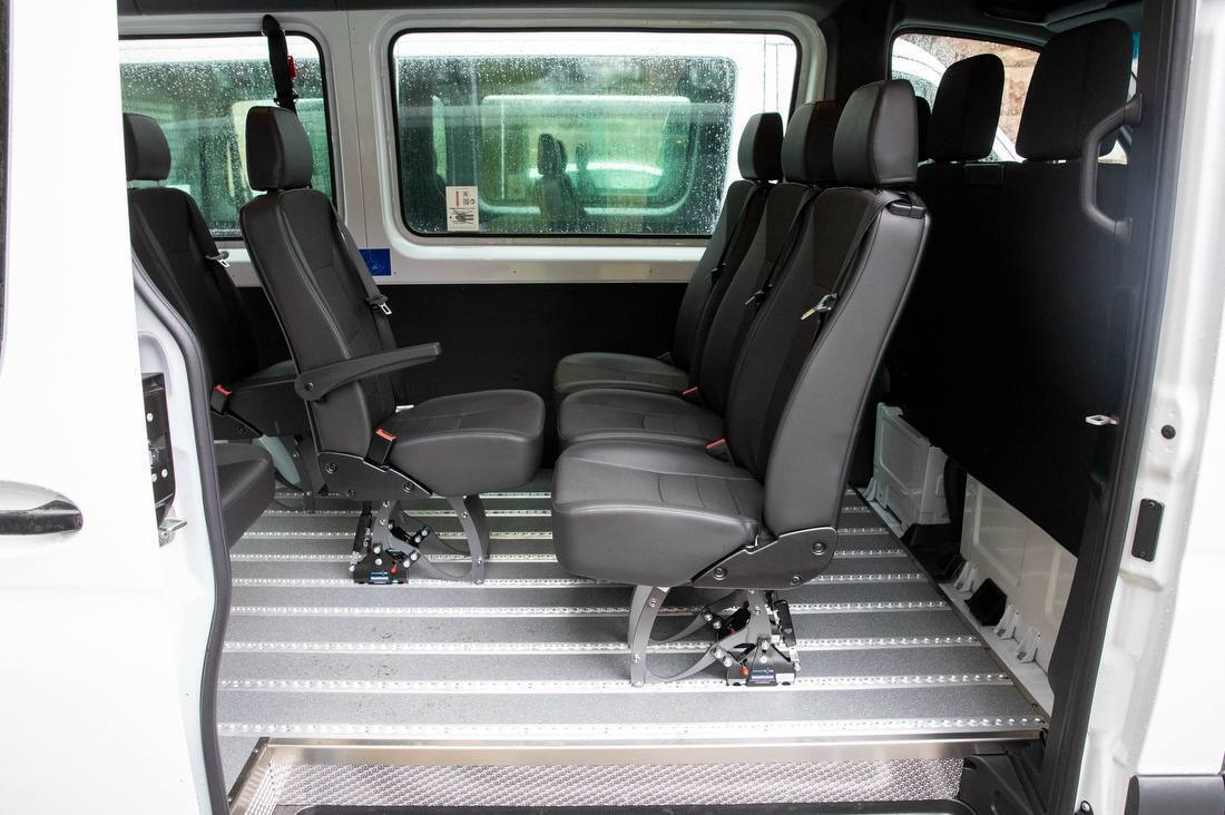 Центр соцобслуживания в Киеве получил три новых специализированных микроавтобуса. Фото