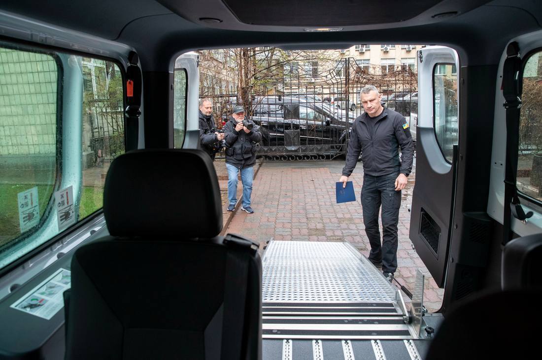 Центр соцобслуживания в Киеве получил три новых специализированных микроавтобуса. Фото