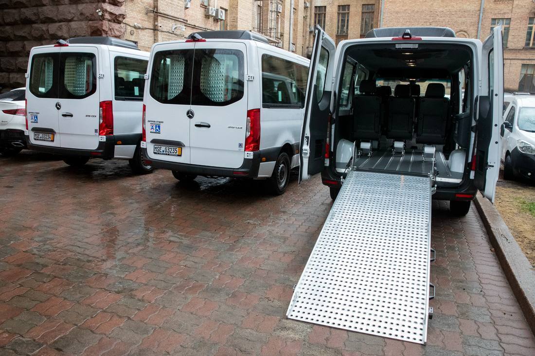 Центр соцобслуживания в Киеве получил три новых специализированных микроавтобуса. Фото
