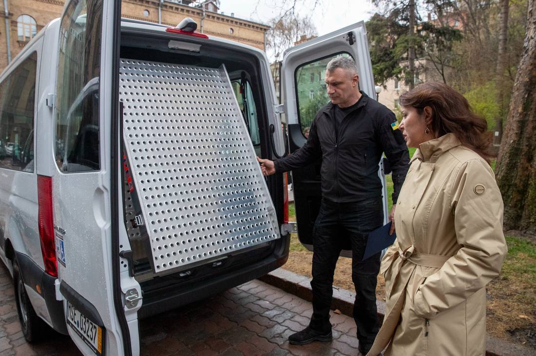 Центр соцобслуживания в Киеве получил три новых специализированных микроавтобуса. Фото