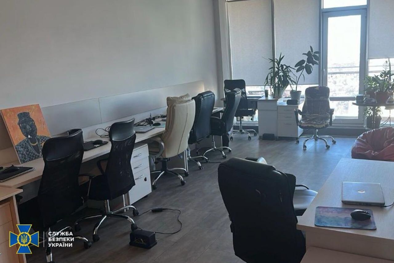 Оперативные кадры обыска мошеннического офиса