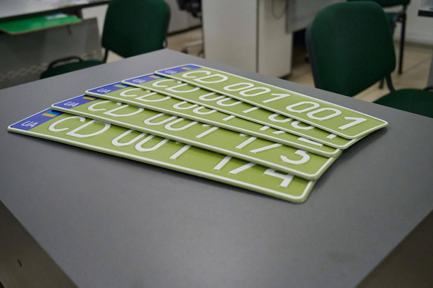 В Україні змінили вигляд номерних знаків для дипломатичних авто: як вони виглядатимуть. Фото