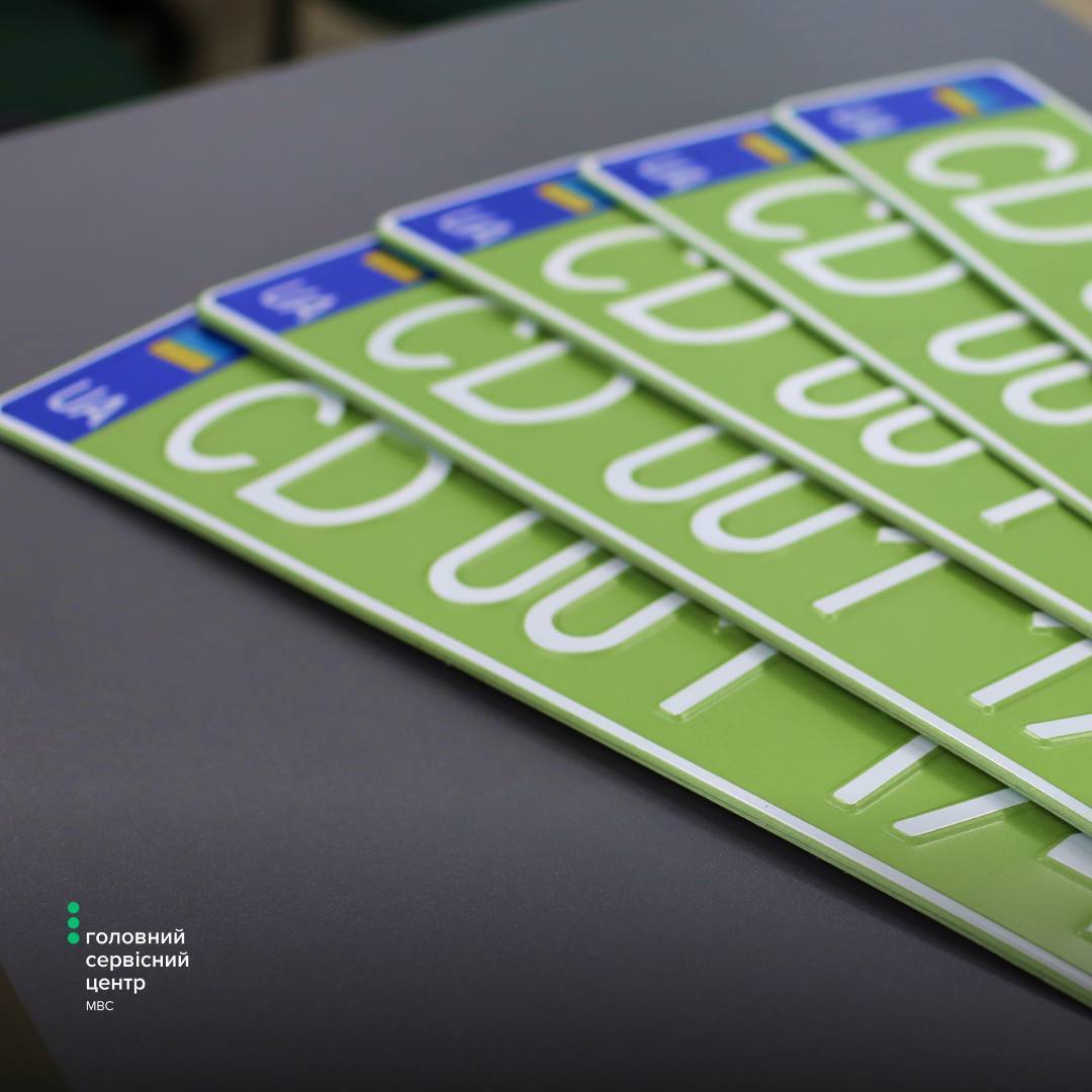 В Україні змінили вигляд номерних знаків для дипломатичних авто: як вони виглядатимуть. Фото