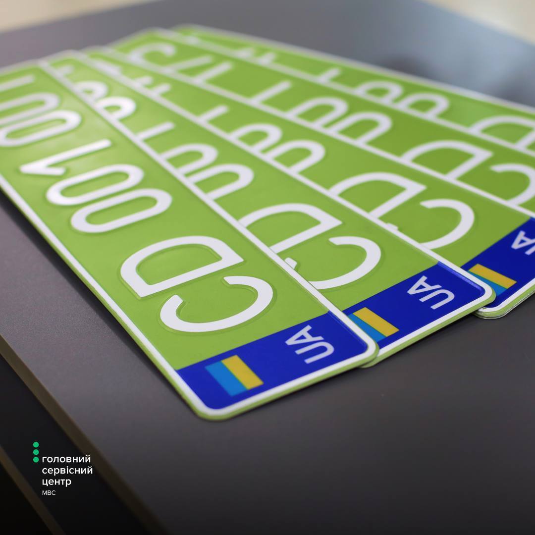 В Україні змінили вигляд номерних знаків для дипломатичних авто: як вони виглядатимуть. Фото