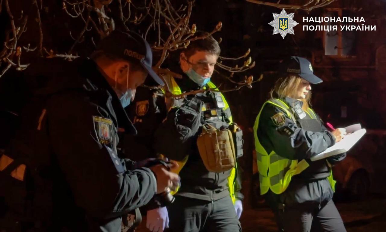 В Киеве мужчина на детской площадке убил прохожего, а затем ранил еще одного. Подробности, фото и видео