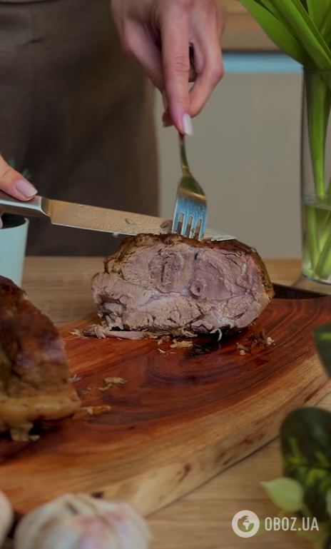 Запеченное мясо в сковороде: делимся интересным рецептом на праздники